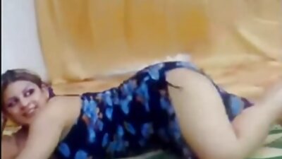 teman wanita seksi memberikan blowjob