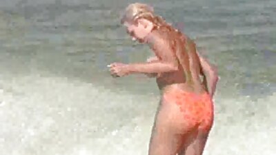 Tubuh seksi berjemur bogel dirakam di pantai